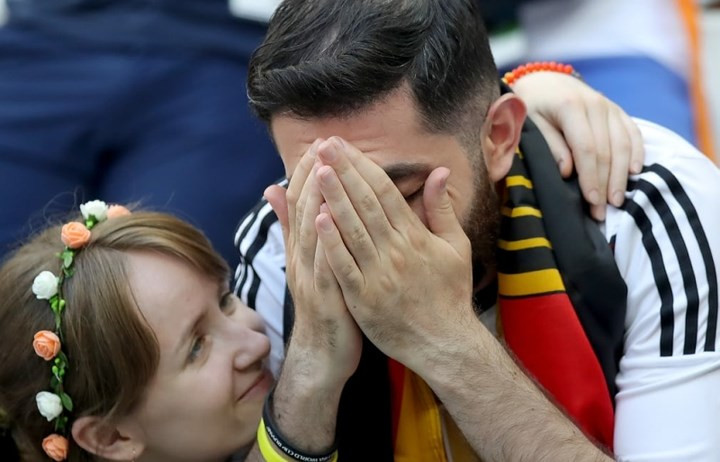 Dù nhận được vòng tay an ủi của người thân và bạn bè, nỗi đau này đối với các cổ động viên đội tuyển Đức thật khó nguôi ngoai.