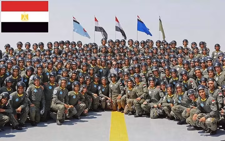 Thứ 10: Ai Cập - Ngân sách quốc phòng: 4.4 tỷ USD: Tổng số quân nhân: 1.329.250; Tổng số máy bay chiến đấu: 1.132; Xe tăng: 4.110; Xe chiến đấu thiết giáp: 13.949; Tàu hải quân: 310; Tàu khu trục: 2; Tàu ngầm: 5; Chỉ số sức mạnh: 0,2676.