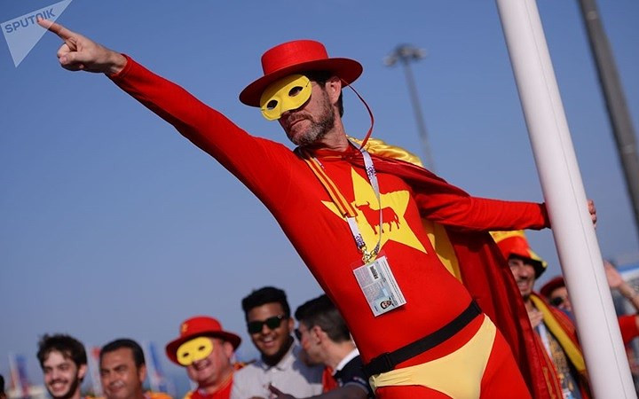 Cổ động viên Tây Ban Nha trước giờ thi đấu của đội tuyển Tây Ban Nha và đội tuyển Bồ Đào Nha tại Sochi.