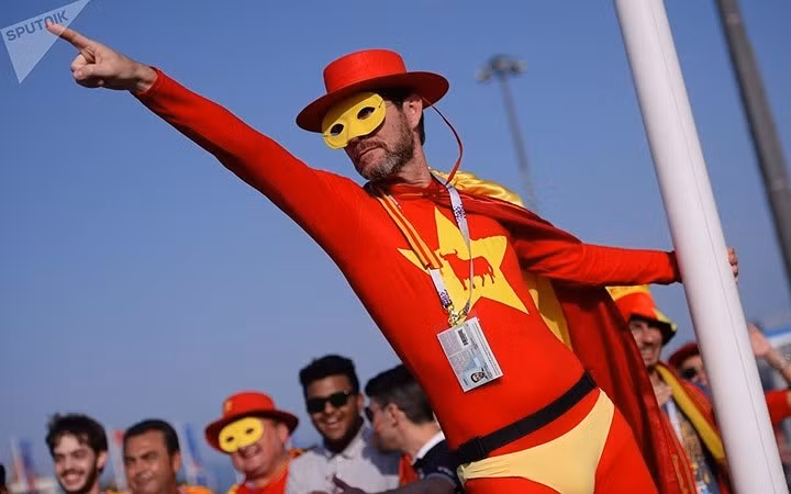 Cổ động viên Tây Ban Nha trước giờ thi đấu của đội tuyển Tây Ban Nha và đội tuyển Bồ Đào Nha tại Sochi.