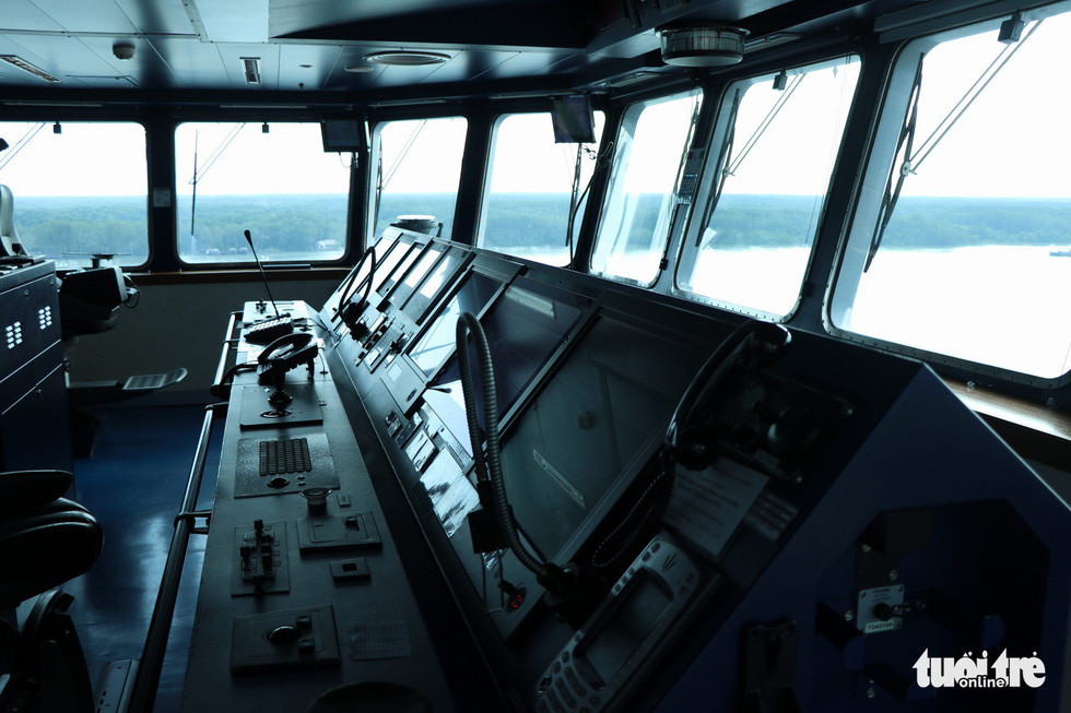Các trang thiết bị trong đài chỉ huy của tàu Dixmude còn rất mới và hiện đại. Ảnh: Duy Linh.