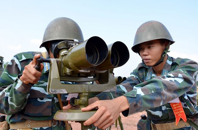 Quan sát bám bắt mục tiêu trên không.