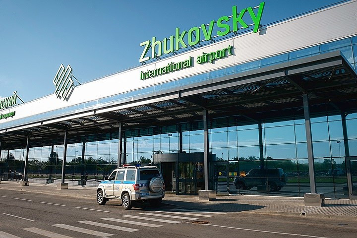 Sân bay Zhukovsky ở vùng Moscow. Sân bay tuy nhỏ nhưng lại có đường băng dài nhất, không chỉ ở Nga mà toàn bộ châu Âu (với độ dài 5,5km).