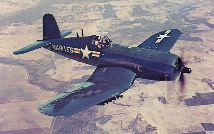 F4U Corsair là máy bay chiến đấu được nhiều người hâm mộ chiến cơ cổ ưa thích nhờ thiết kế đẹp cũng như mức độ sát thủ. Nó có thể mang bom, rocket và súng máy, có thể cất cánh từ tàu sân bay.