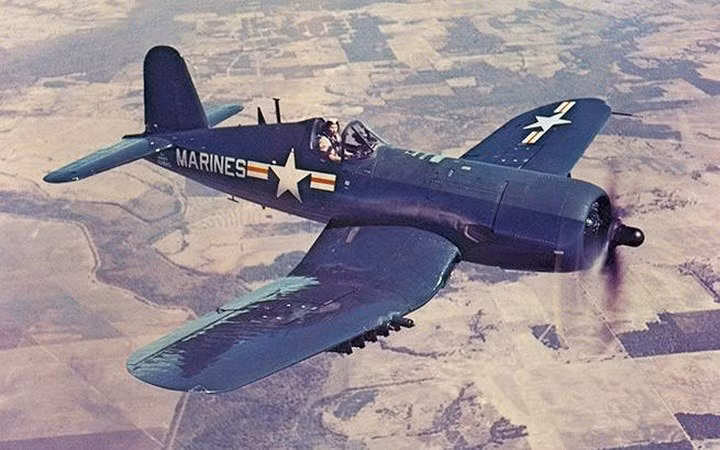 F4U Corsair là máy bay chiến đấu được nhiều người hâm mộ chiến cơ cổ ưa thích nhờ thiết kế đẹp cũng như mức độ sát thủ. Nó có thể mang bom, rocket và súng máy, có thể cất cánh từ tàu sân bay.