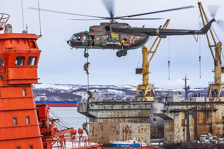 Máy bay trực thăng Mi-171 tham gia cuộc thả quân đặc nhiệm lên tàu.