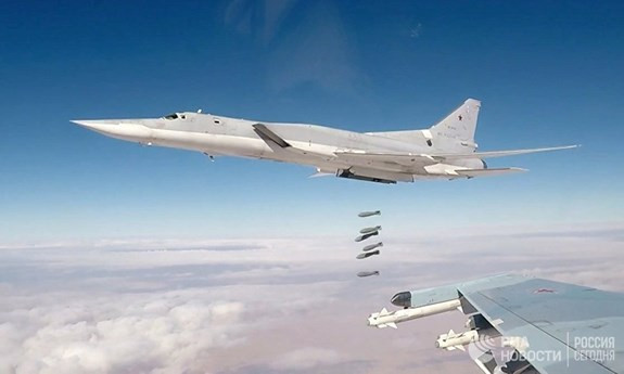 Máy bay ném bom mang tên lửa siêu thanh tầm xa Tu-22 M3 với thiết kế cánh cụp cánh xoè. Tu-22M3 có chiều dài máy bay hơn 42m và cao 11m, trọng lượng tối đa khi cất cánh vào khoảng 124 tấn, sải cánh tối đa rộng 34,28m. Nó có thể bay với vận tốc hơn 2.300 km/giờ ở độ cao tối đa hơn 13.000m.