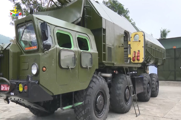 Trong phóng sự mới đây của kênh Truyền hình Hải quân về nhiệm vụ sẵn sàng chiến đấu ở Lữ đoàn tên lửa bờ 680 thuộc Vùng 3 Hải quân, đã cho chúng ta thấy cái nhìn rõ nét hơn về một trong những tổ hợp tên lửa phòng thủ bờ biển tầm xa mạnh mẽ nhất của Hải quân Nhân dân Việt Nam. Nguồn ảnh: Truyền hình Hải quân.