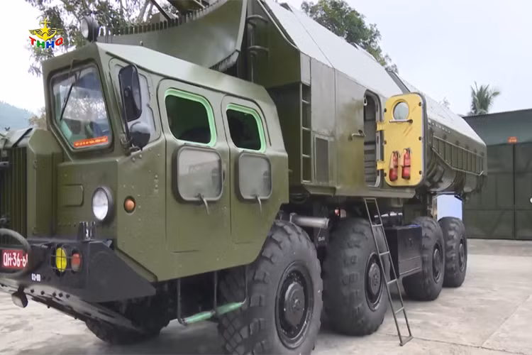 Trong phóng sự mới đây của kênh Truyền hình Hải quân về nhiệm vụ sẵn sàng chiến đấu ở Lữ đoàn tên lửa bờ 680 thuộc Vùng 3 Hải quân, đã cho chúng ta thấy cái nhìn rõ nét hơn về một trong những tổ hợp tên lửa phòng thủ bờ biển tầm xa mạnh mẽ nhất của Hải quân Nhân dân Việt Nam. Nguồn ảnh: Truyền hình Hải quân.