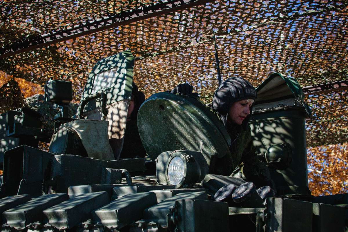 Đối với xe tăng Nga hiện tại kíp chiến đấu chỉ gồm ba người gồm một lái xe, pháo thủ và trưởng xe. Nguồn ảnh: tipolog.