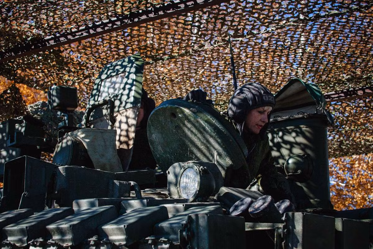 Đối với xe tăng Nga hiện tại kíp chiến đấu chỉ gồm ba người gồm một lái xe, pháo thủ và trưởng xe. Nguồn ảnh: tipolog.