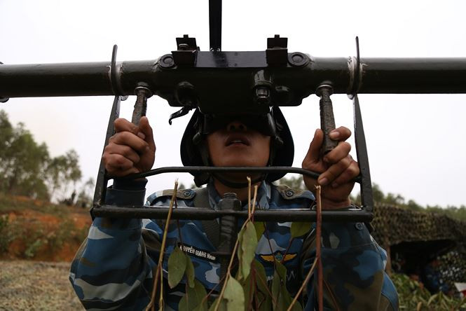 Chiến sĩ đo xa sục sạo bắt mục tiêu.