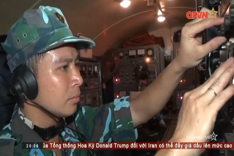 Bên trong một xe kỹ thuật trong kíp dây chuyền lắp ráp đạn tên lửa V-750 của tổ hợp phòng không S-75. Nguồn ảnh: QPVN.