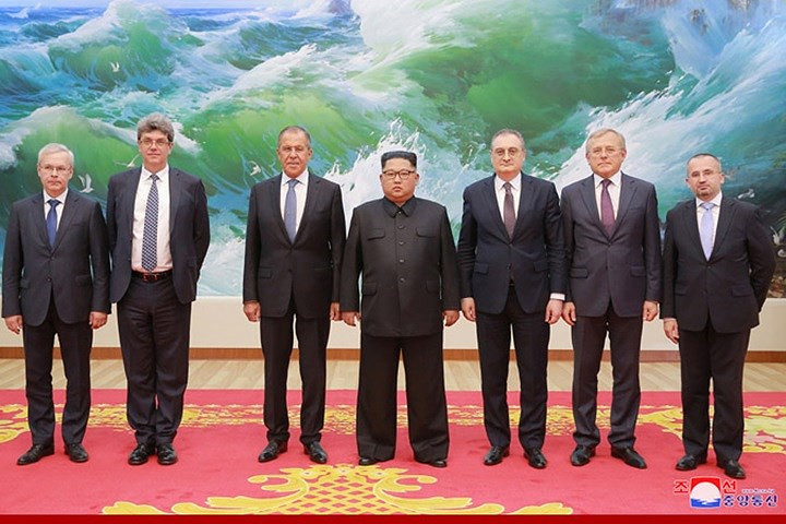 Phái đoàn Nga còn gồm Thứ trưởng Ngoại giao Nga Igor Morgulov, Đại sứ Nga tại Triều Tiên Alexandr Matsegoram và Giám đốc Vụ Hoạch định Chính sách Đối ngoại của Bộ Ngoại giao Nga.