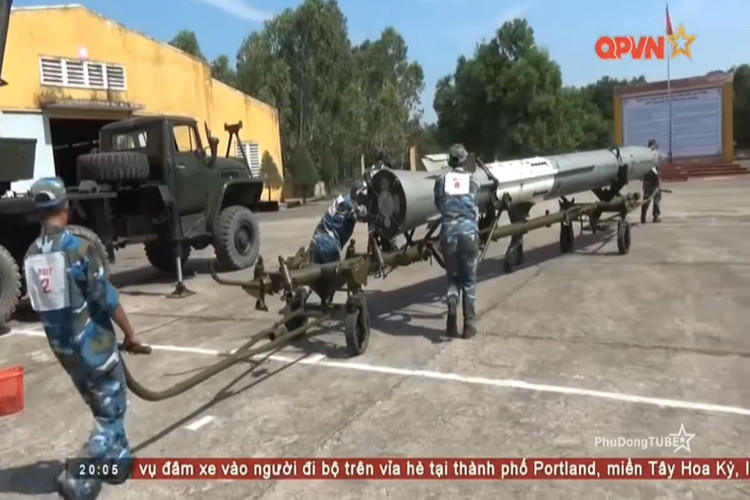 Đạn tên lửa V-750 được đẩy vào bên trong nhà xưởng chuẩn bị cho một quy trình lắp ráp khác. Nguồn ảnh: QPVN.