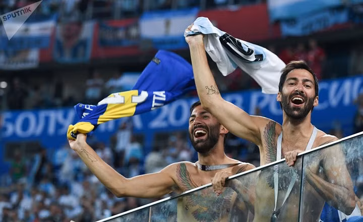 Fan Argentina ăn mừng chiến thắng sau trận với Nigeria.