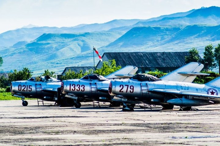 Triều Tiên là một quốc gia nhiều đồi núi. Trong ảnh là các máy bay chiến đấu cũ của Triều Tiên đậu trên một đường băng ở vùng núi.