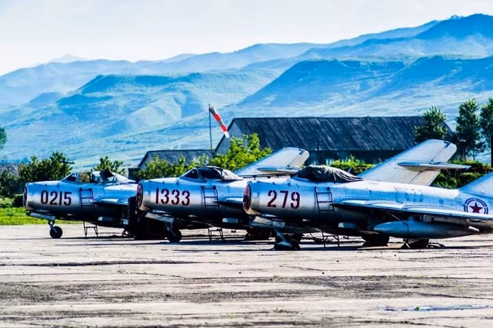 Triều Tiên là một quốc gia nhiều đồi núi. Trong ảnh là các máy bay chiến đấu cũ của Triều Tiên đậu trên một đường băng ở vùng núi.