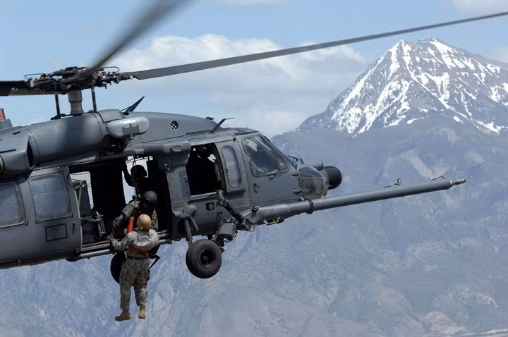Binh sĩ trên trực thăng HH-60 Pave Hawk hỗ trợ đồng đội trong một đợt diễn tập tại Utah, Mỹ.