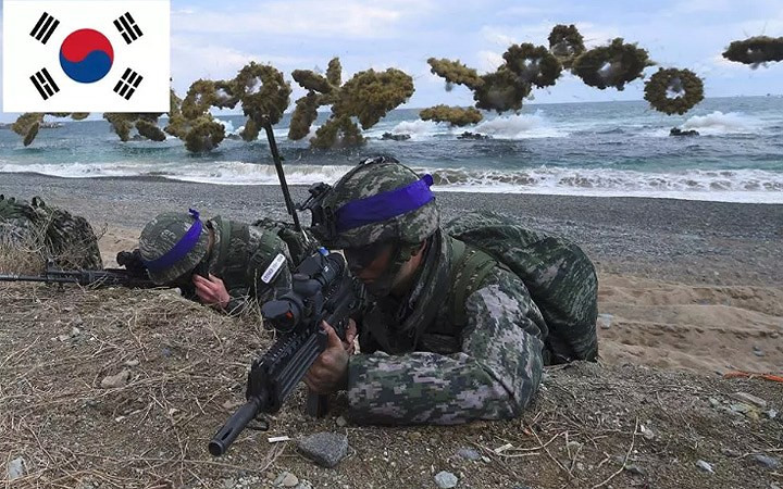 Thứ 12: Hàn Quốc - Ngân sách quốc phòng: 43,8 tỷ USD: Tổng số quân nhân: 5.829.750; Tổng số máy bay chiến đấu: 1.477; Xe tăng: 2.654; Xe chiến đấu thiết giáp: 2.660; Tàu hải quân: 166; Tàu khu trục: 1; Tàu ngầm: 15; Chỉ số sức mạnh: 0,2741.