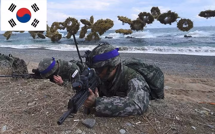 Thứ 12: Hàn Quốc - Ngân sách quốc phòng: 43,8 tỷ USD: Tổng số quân nhân: 5.829.750; Tổng số máy bay chiến đấu: 1.477; Xe tăng: 2.654; Xe chiến đấu thiết giáp: 2.660; Tàu hải quân: 166; Tàu khu trục: 1; Tàu ngầm: 15; Chỉ số sức mạnh: 0,2741.