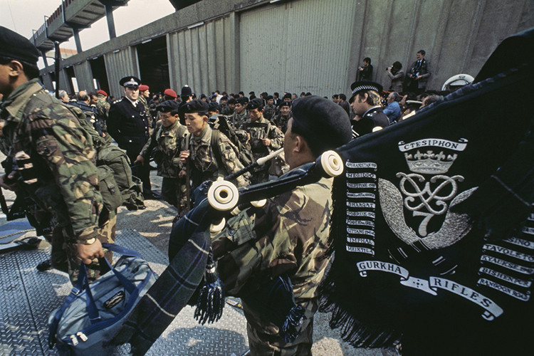 Chuyện kể lại vào năm 1815, quân đội Anh muốn chinh phục quốc gia Nam Á Nepal nhưng họ bị đánh tơi tả bởi các chiến binh thuộc bộ lạc Gurkha. Các sĩ quan người Anh vắt óc suy nghĩ nếu đã không thể đánh thắng họ, vậy chi bằng lôi kéo người Gurkha làm đồng minh?