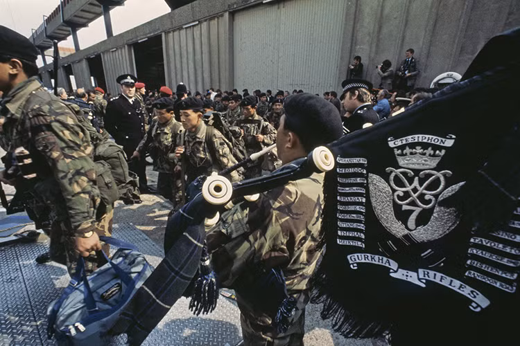 Chuyện kể lại vào năm 1815, quân đội Anh muốn chinh phục quốc gia Nam Á Nepal nhưng họ bị đánh tơi tả bởi các chiến binh thuộc bộ lạc Gurkha. Các sĩ quan người Anh vắt óc suy nghĩ nếu đã không thể đánh thắng họ, vậy chi bằng lôi kéo người Gurkha làm đồng minh?