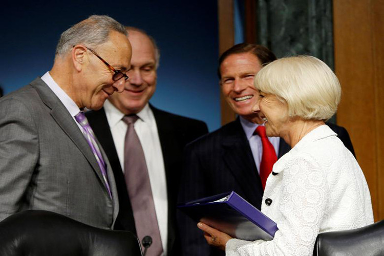 Nữ diễn viên Helen Mirren chào các thượng nghị sĩ Mỹ trong một cuộc họp tư pháp của Thượng viện Mỹ. Ảnh: Reuters.