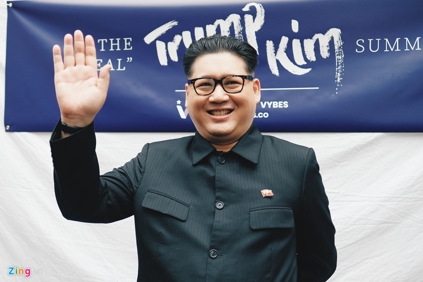 Howard X, người đang sống tại Hong Kong, từng gây sự chú ý trong nhiều sự kiện vì ngoại hình và cách ăn mặc mô phỏng lãnh đạo Kim. Anh cũng từng xuất hiện tại các sự kiện của Olympics mùa đông tại PyeongChang, Hàn Quốc hồi tháng 2, thậm chí ngay cạnh đội cổ vũ của Triều Tiên.