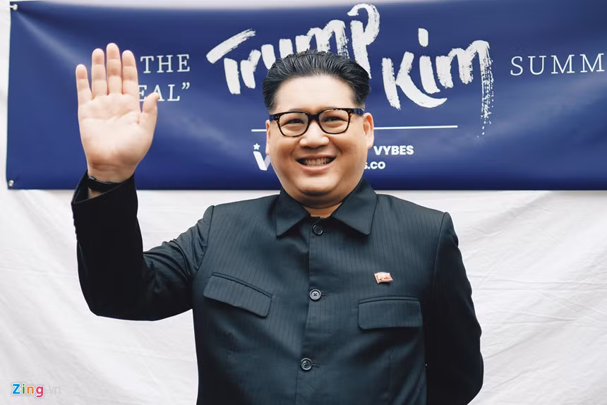 Howard X, người đang sống tại Hong Kong, từng gây sự chú ý trong nhiều sự kiện vì ngoại hình và cách ăn mặc mô phỏng lãnh đạo Kim. Anh cũng từng xuất hiện tại các sự kiện của Olympics mùa đông tại PyeongChang, Hàn Quốc hồi tháng 2, thậm chí ngay cạnh đội cổ vũ của Triều Tiên.