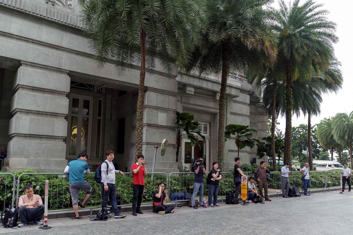 Phóng viên chờ đợi bên ngoài khách sạn Fullerton ngày 31/5. Ảnh: AFP/Getty Images