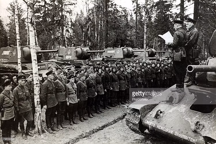 Trong ảnh là một đơn vị xe tăng hạng nặng KV-1 của Hồng quân Liên Xô trong những năm đầu chiến tranh, dần dần sau đó những chiếc KV-1 được thay thế bởi xe tăng T-34. Nguồn ảnh: Getty Images