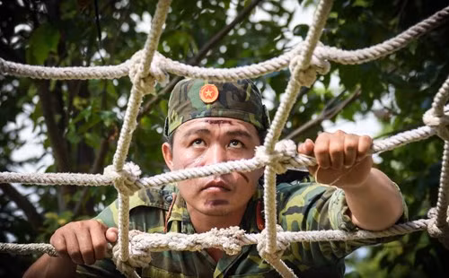 Vượt qua hảng rào lưới dây