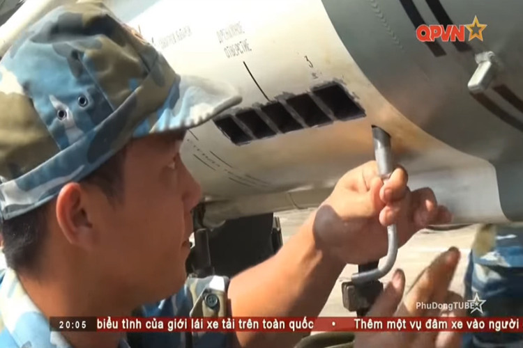 Hầu hết quá trình lắp ráp đạn tên lửa V-750 được thực hiện thủ công nên kíp lắp ráp phải thuần thục mọi quy trình và động tác kỹ thuật nhằm đảm bảo thông số kỹ chiến đấu cho tên lửa. Nguồn ảnh: QPVN.