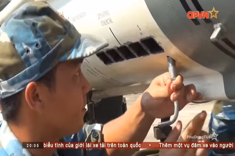 Hầu hết quá trình lắp ráp đạn tên lửa V-750 được thực hiện thủ công nên kíp lắp ráp phải thuần thục mọi quy trình và động tác kỹ thuật nhằm đảm bảo thông số kỹ chiến đấu cho tên lửa. Nguồn ảnh: QPVN.