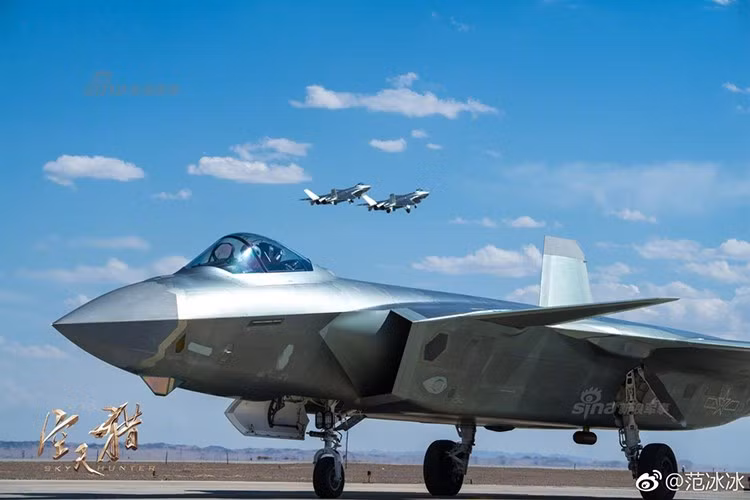 Mục đích của việc Mỹ phát triển lực lượng máy bay không người lái tân tiến này là nhằm vào J-20, loại máy bay chiến đấu tàng hình thế hệ thứ 3 đầu tiên của Trung Quốc. J-20 được nghiên cứu từ năm 1997, bay thử lần đầu tiên năm 2011 và mới được biên chế chính thức cho Quân đội Trung Quốc vào ngày 09/3/2017. Nguồn ảnh: Sina.