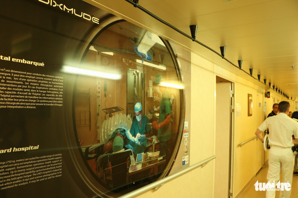 Khu vực bệnh viện của tàu Dixmude có tổng diện tích khoảng 750 m2 bao gồm 2 phòng phẫu thuật, 1 phòng X-quang, 1 phòng nha khoa, 1 máy scan CT và 69 giường bệnh. Ảnh: Duy Linh.