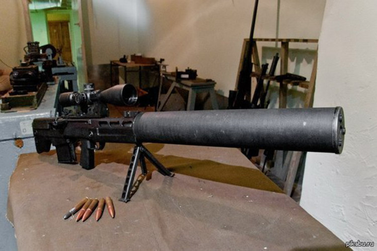 Súng ASh-12.7 được chế tạo theo thiết kế "bullpup" (băng đạn đằng sau và ốp nòng súng, tay cầm với cò súng ở phía trước) và sử dụng đạn 12.7x55mm kể cả đạn xuyên giáp. Đây là vũ khí tấn công được FSB sử dụng trong các đợt đột kích chống khủng bố ở khu vực dân cư, không gian hạn chế và ở khoảng cách ngắn. Nguồn ảnh: pikabu.ru.