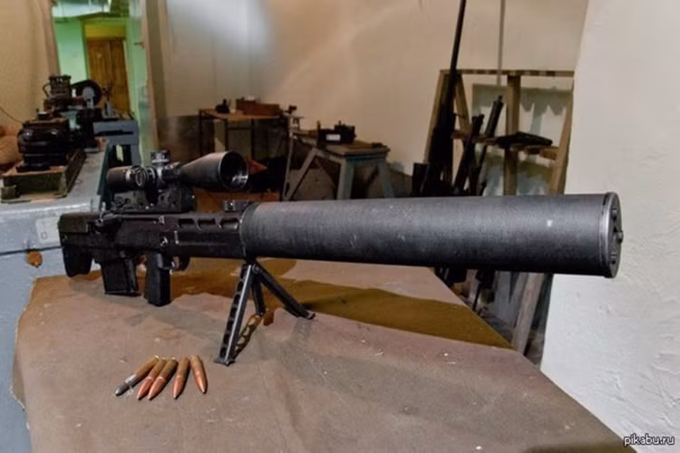 Súng ASh-12.7 được chế tạo theo thiết kế "bullpup" (băng đạn đằng sau và ốp nòng súng, tay cầm với cò súng ở phía trước) và sử dụng đạn 12.7x55mm kể cả đạn xuyên giáp. Đây là vũ khí tấn công được FSB sử dụng trong các đợt đột kích chống khủng bố ở khu vực dân cư, không gian hạn chế và ở khoảng cách ngắn. Nguồn ảnh: pikabu.ru.