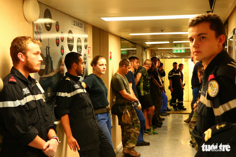 Việc tham gia Chiến dịch Jeanne d'Arc khiến số lượng thủy thủ của tàu tăng đột biến. Tổng số thủy thủ của tàu Dixmude và Surcouf đến Việt Nam lần này là hơn 700 người. Ảnh: Duy Linh.