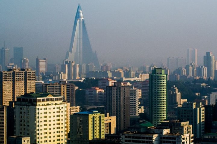 Phía góc xa là tháp khách sạn.