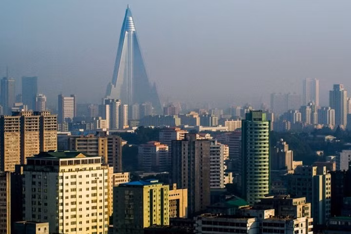 Phía góc xa là tháp khách sạn.