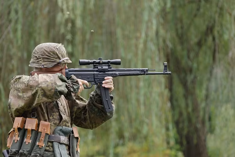 Theo Task and Purpose, dù không có uy lực lớn bằng bom hạt nhân, máy bay hay xe tăng, thế nhưng súng bộ binh lại khiến nhiều người thiệt mạng hơn bất cứ loại vũ khí nào khác trong thế kỷ 20. Một số loại chúng còn làm thay đổi cả lịch sử chiến tranh thế giới bởi sự xuất hiện của mình, thậm chí tầm ảnh hưởng của nó vẫn còn tới tận ngày nay.