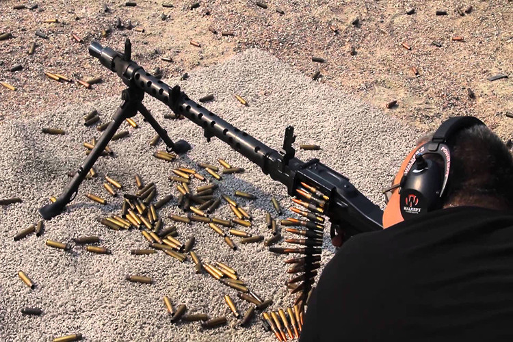 MG 34 có một số đặc điểm được coi là cuộc cách mạng trong súng máy, như có nòng dự trữ để nhanh chóng thay thế trong chiến đấu, dễ tháo lắp để vệ sinh và sửa chữa, làm mát bằng không khí để giảm khối lượng và có tốc độ khai hỏa 800-900 phát/phút.