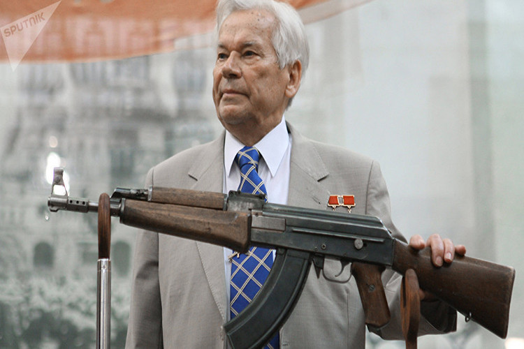 Giống khẩu StG-44, mẫu súng mới của Kalashnikov sử dụng đạn 7,62x39 mm, nhỏ hơn mẫu 7,62x54 mm của súng trường chiến đấu, trang bị hộp tiếp đạn 30 viên. Vũ khí này được đưa vào biên chế của quân đội Liên Xô năm 1947 với định danh AK - súng trường tự động Kalashnikov.