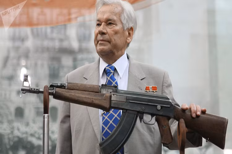 Giống khẩu StG-44, mẫu súng mới của Kalashnikov sử dụng đạn 7,62x39 mm, nhỏ hơn mẫu 7,62x54 mm của súng trường chiến đấu, trang bị hộp tiếp đạn 30 viên. Vũ khí này được đưa vào biên chế của quân đội Liên Xô năm 1947 với định danh AK - súng trường tự động Kalashnikov.