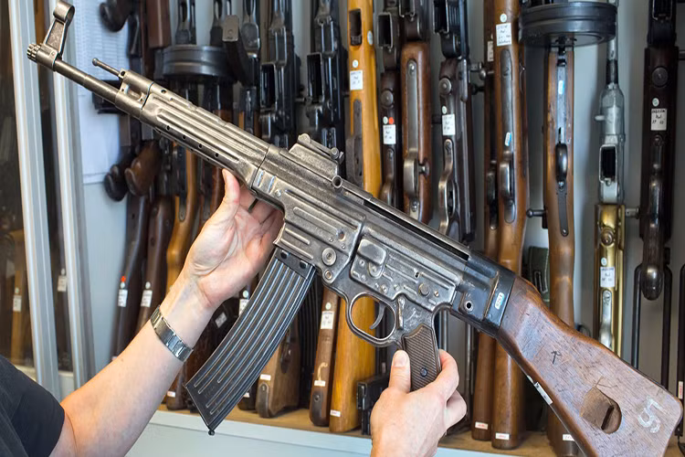 Sự xuất hiện của StG-44 thôi thúc Liên Xô phát triển một loại súng trường tấn công cho riêng mình. Sau khi bị thương ở trận Bryansk, trung sĩ xe tăng Mikhail Kalashnikov đã chuyển hướng sang lĩnh vực thiết kế vũ khí và cho ra mắt một mẫu súng trường tấn công hoàn toàn mới.