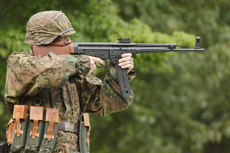 Và đây chính là điều kiện đầu tiên cho sự ra đời của dòng súng trường tấn công đầu tiên trên thế giới StG 44 (Sturmgewehr 44) với hộp tiếp đạn 30 viên 7,92x33 mm. Súng này có thể khai hỏa ở chế độ bán tự động hoặc hoàn toàn tự động với tốc độ tối đa 600 phát/phút. StG 44 có vẻ ngoài giống súng trường, sử dụng hộp tiếp đạn lớn và cong, báng rút ngắn so với súng trường truyền thống và có cả tay cầm.