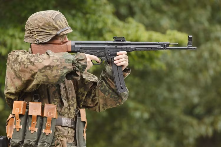 Và đây chính là điều kiện đầu tiên cho sự ra đời của dòng súng trường tấn công đầu tiên trên thế giới StG 44 (Sturmgewehr 44) với hộp tiếp đạn 30 viên 7,92x33 mm. Súng này có thể khai hỏa ở chế độ bán tự động hoặc hoàn toàn tự động với tốc độ tối đa 600 phát/phút. StG 44 có vẻ ngoài giống súng trường, sử dụng hộp tiếp đạn lớn và cong, báng rút ngắn so với súng trường truyền thống và có cả tay cầm.