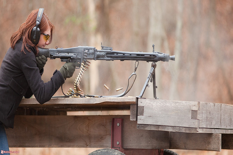 MG 42 có tầm bắn hiệu quả lên tới 700 m. Một kíp xạ thủ có thể thay nòng của nó trong tích tắc. Nhiều sử gia quân sự cho rằng MG 42 là khẩu súng máy đa năng tốt nhất từng được chế tạo. Một số biến thể có tốc độ bắn lên tới 1.800 phát/phút, gấp gần hai lần so với các súng tự động của mọi quân đội ở thời điểm đó.